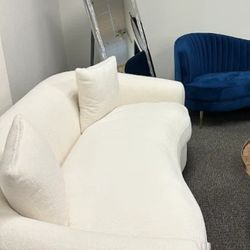 🦭Isabella Upholstered Tight Back Sofa White
Coaster$20 Down Payment and delivery available 