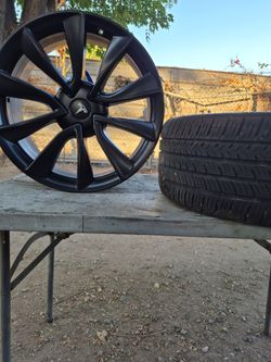 Tesla wheels and tires used