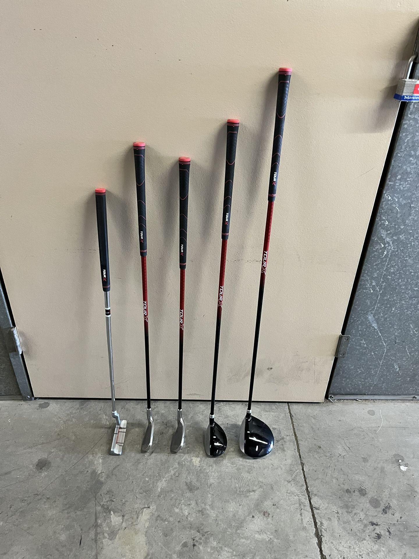 YOUTH-KIDS LEFT HANDED GOLF CLUB SET - PERFECT FOR A YOUNG BEGINNER!