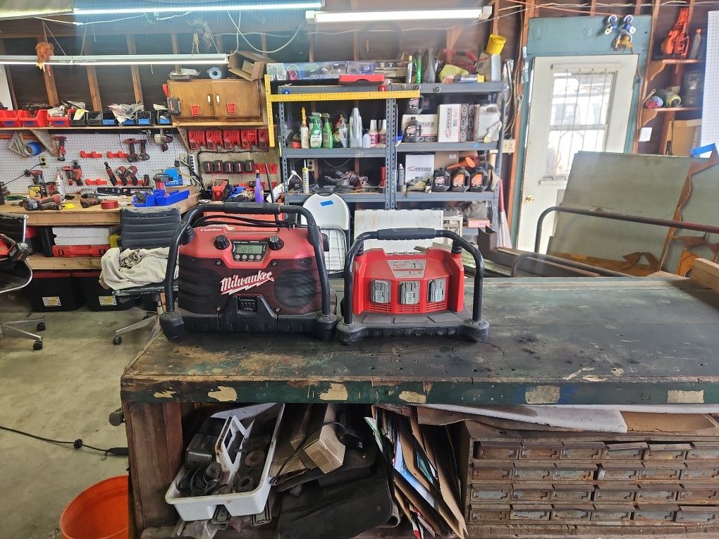 Milwaukee Stereo And Multi-bay Charger