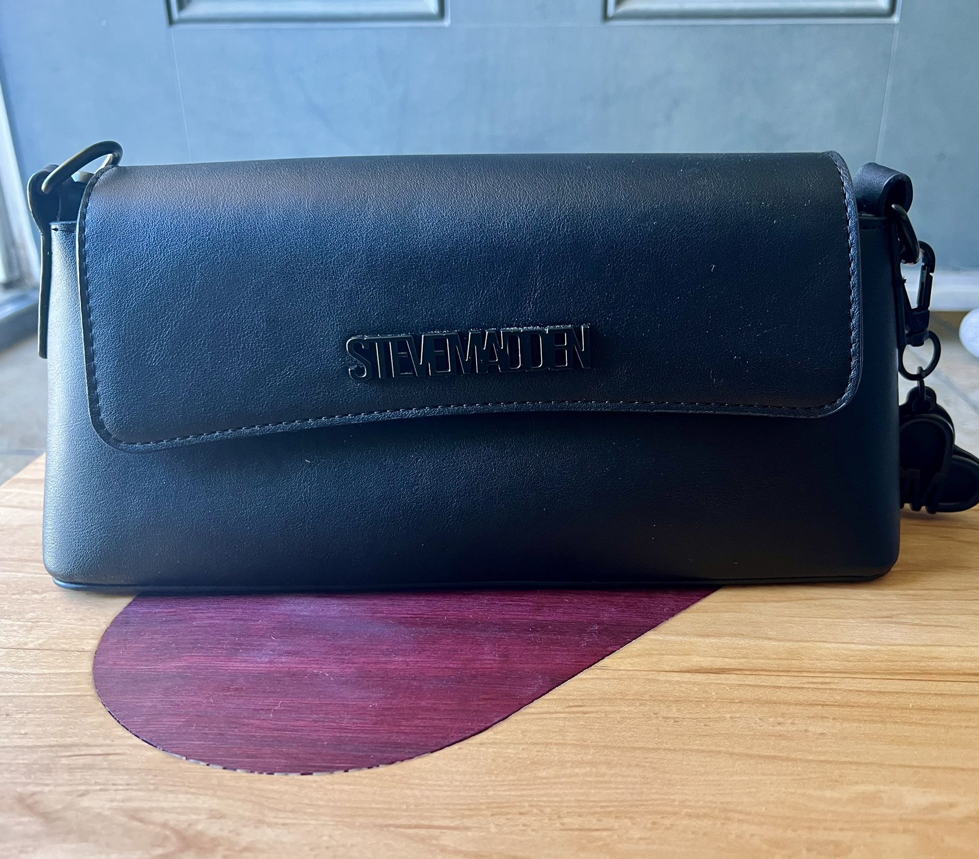 Steve Madden Black Handbag With Heart Keychain