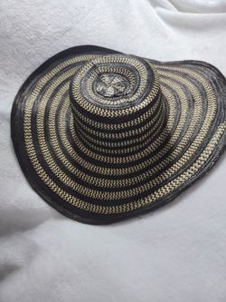 Handmade Colombian Sombrero Vueltiao Hat – Black & Natural Artisan Straw Hat
Price: $50