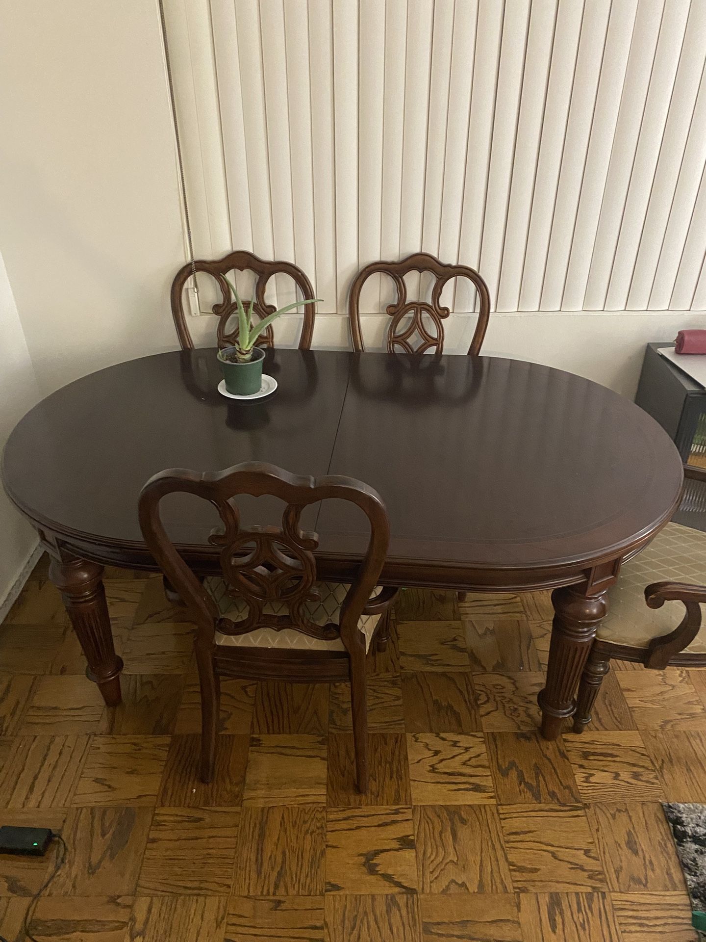 Extendable Dining Table (including 6 Chairs)