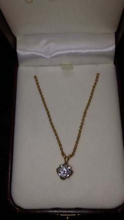 Womens diamond/gold pendant necklace