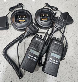 2 X MOTOROLA HT1250 LS+ UHF 403~470 MHz 4w 16CH Two Way Radios w/Speaker mics-Black

