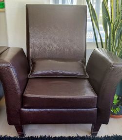 3-Piece Sofa Set – Faux Leather
For sale: 3-piece living room sofa set
1 double sofa (2-seater)
2 single armchairs
Material: faux leather (crocodile s
