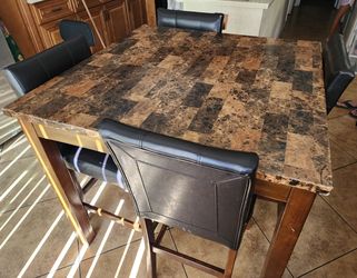 Mesa con 4 sillas y Televisión 38"