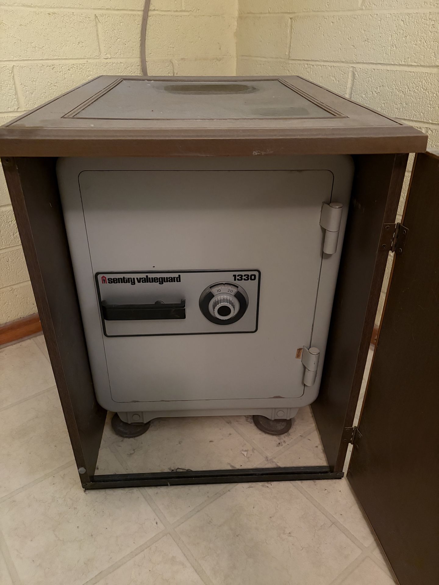 Sentry Valueguard 1330 Fire Resistant Safe