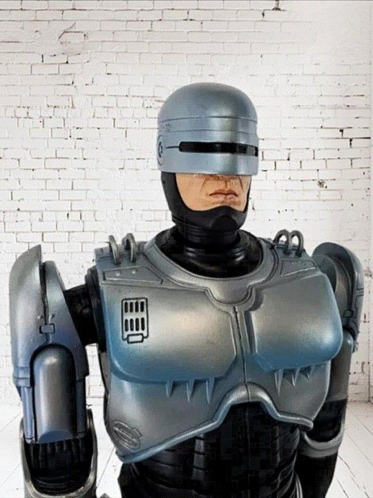 NECA Robocop REEL TOYS Figure 1/4 Scale This is the Large 18" The Blue Version of this figure, very hard to find
BOX HAS DAMAGE COMES WITH ALL ACE