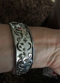Bangle bracelet