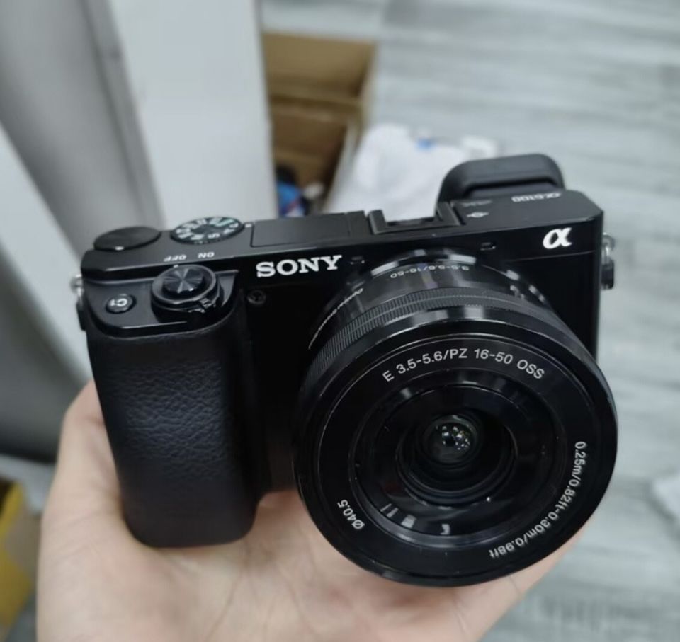 Sony A6100 Camera With Lens 16-50 mm