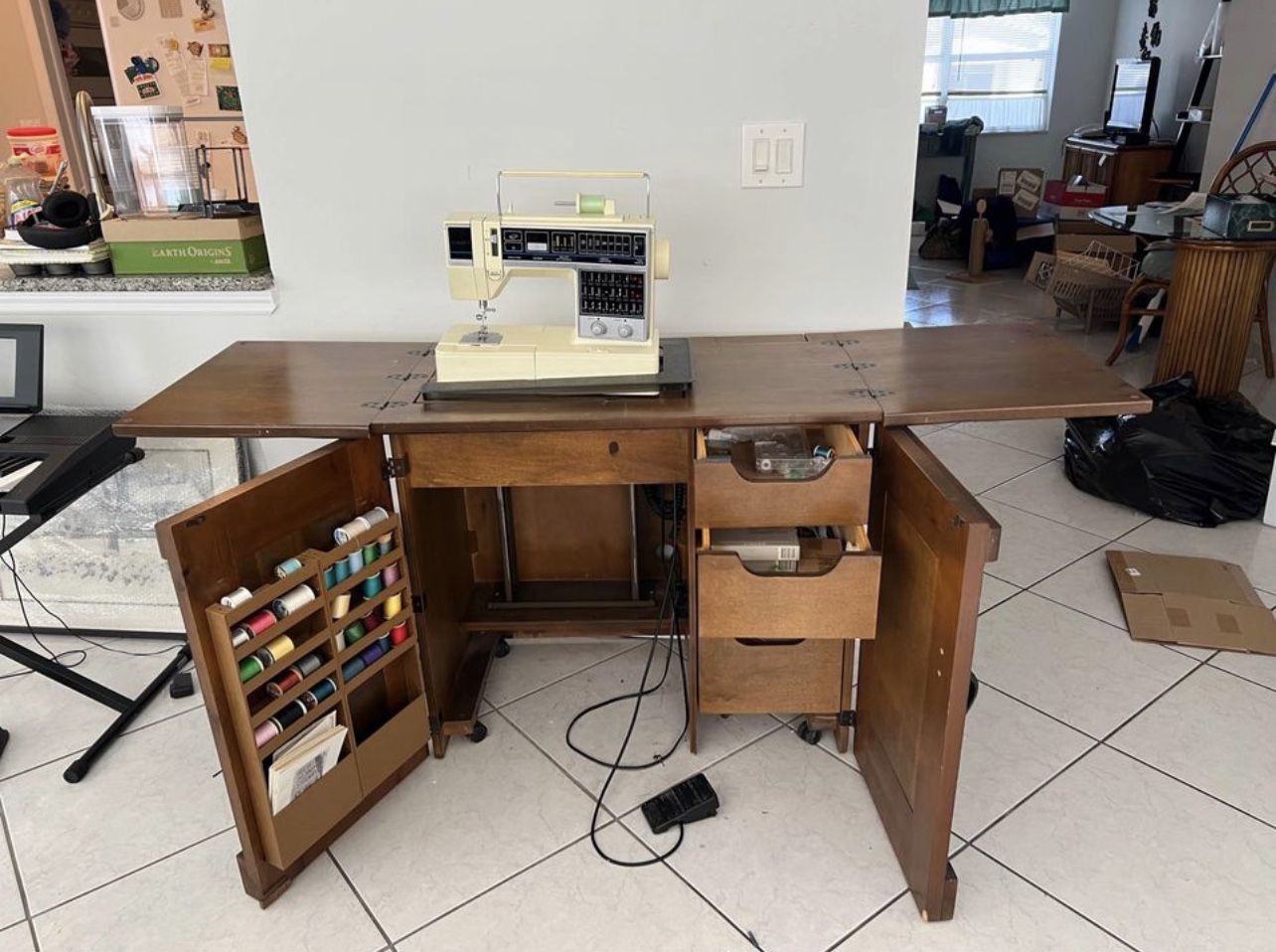 Vintage Singer Sewing Machine/ Table 