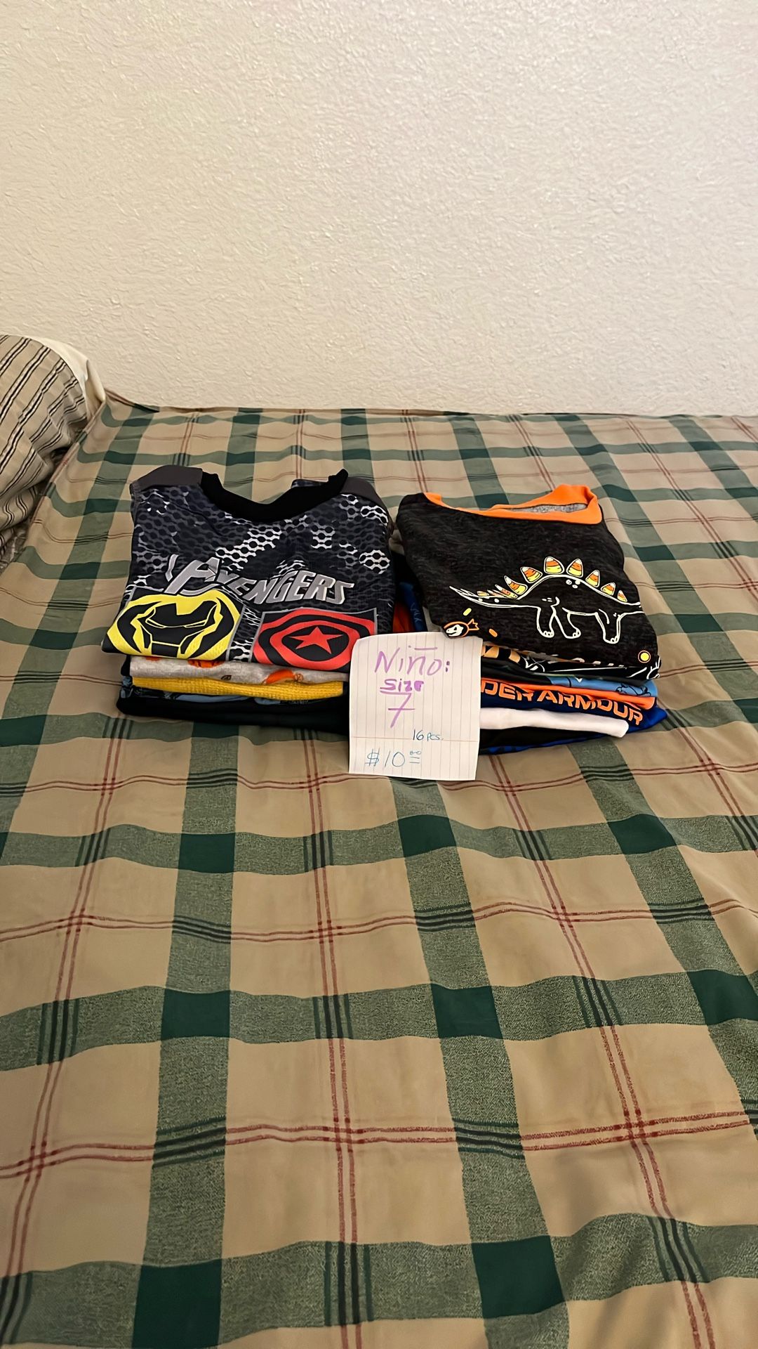 Boys' clothing. Size 7 (long-sleeved shirts, short-sleeved shirts, sleeveless shirts, and pants and shorts). 16 pieces. In good condition.