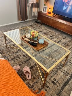 Quality coffee table (gold/glass)