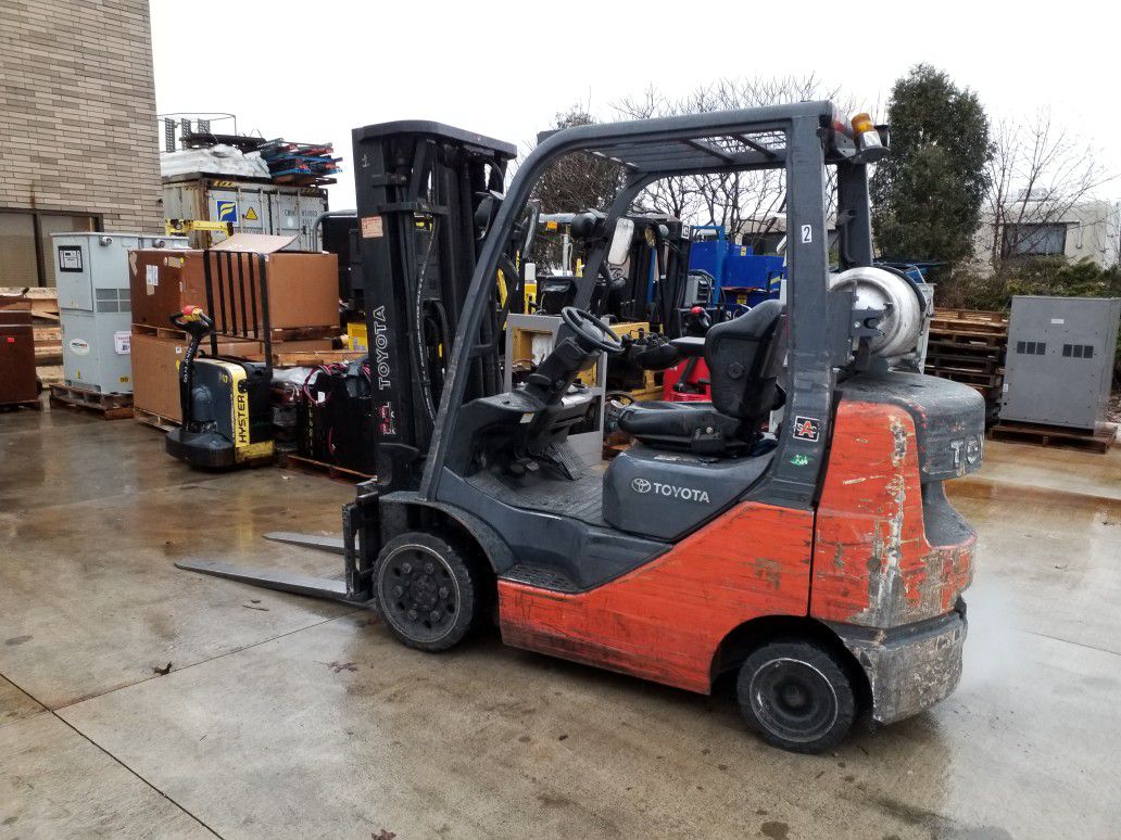 Toyota 8FGCU25 Propane forklift with only 6400 hrs., 3 stage mast w/ side-shift