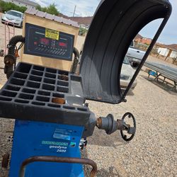 Wheel tire balancer