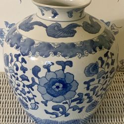Vintage 70's Chinoiserie Porcelain Bulbous Baluster Vase  Urn 10" Blue and White Mint
