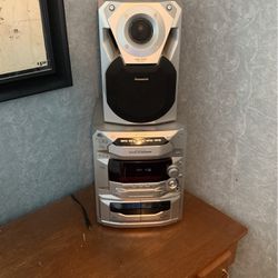 Stereo System with speakers Thumbnail