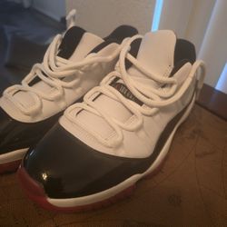 Jordan 11 Retro Low Concord Bred  Size 10