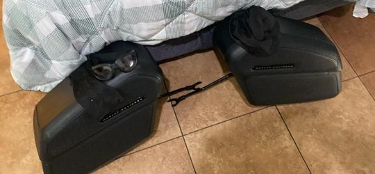 Harley Davidson locking Saddlebags
