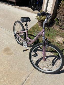 Diamondback Serene Women's Comfort Hybrid Bike - Metallic Rose / Pink