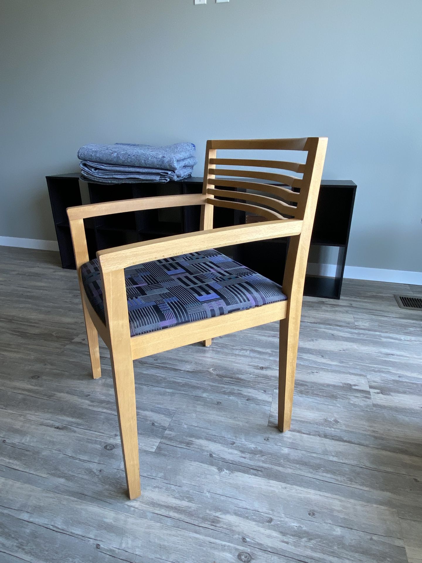 Set a three maple dining chairs
