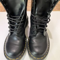Doc Martins High Top Smooth Leather Lace Up Boot Size 7 Women’s