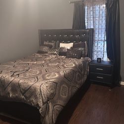 Black Faux Leather Queen Bed  Include Headboard & Footboard & Side Rails