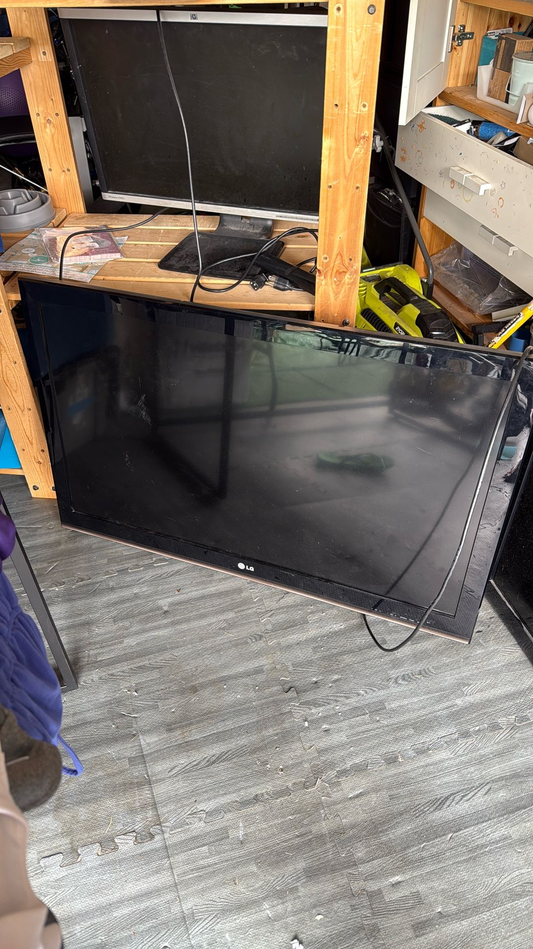 42 Inch LG TV with Mount