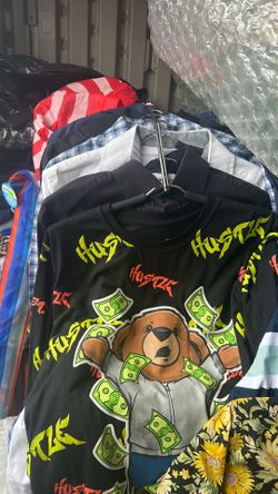 Se venden 31 camisas de niño joven y adulto mix de sizes nuevas y poco uso personas interesadas solamente $45 todas marca si te interesa gracias
