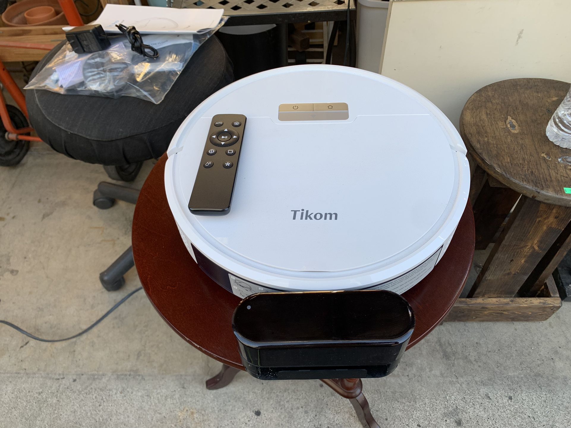 LIKE NEW Tikom Robot Vacuum and Mop Combo 2 in 1 Cleaner