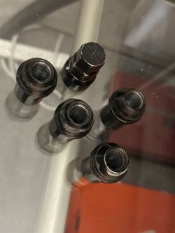 One set of wheel lock nuts + Key