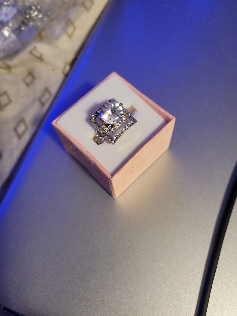 Woman's Flashy Ring Size 8