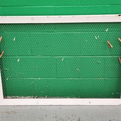 Rustic Cottagecore Wall-Mounted Chippy White Photo Frame / Memo Board - Chicken Wire