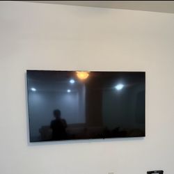70” Samsung Smart TV w Wall Mount and Remote