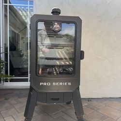 Pit Master Pro Series Smoker