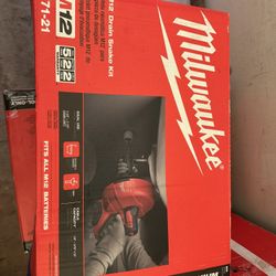 Milwaukee M12 12-V Lithium-Ion Cordless Drain Snake Auger W/ (1) 1.5Ah Battery, 5/16 in. x 25 ft. Cable, Charger, & 5 Gal. Bucket