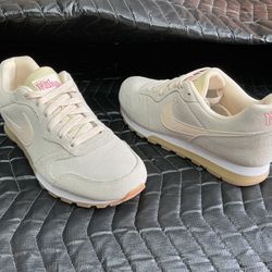 Nike MD Runner Guava Ice Gum 2021 Women’s Size 9 Athletic Shoes AQ9121-801