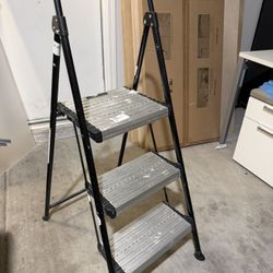 3-Step Ladder – Foldable & Sturdy