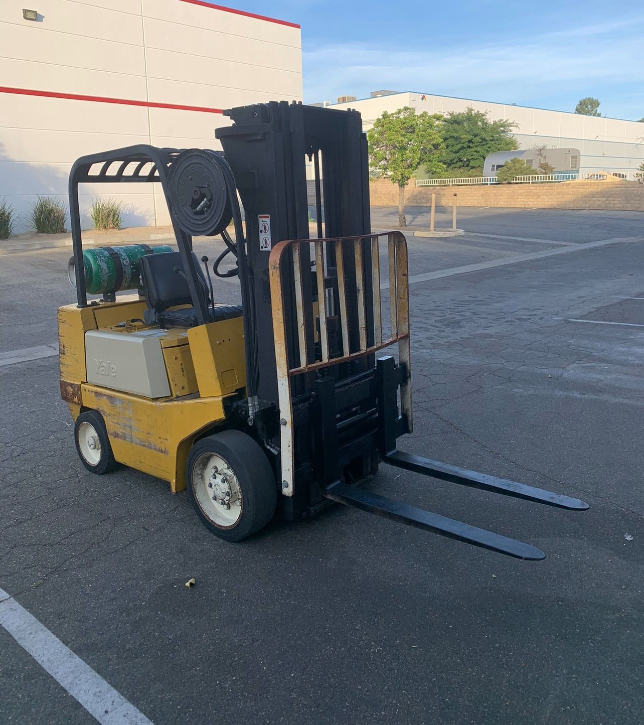 Yale Forklift 4,000lb, 3 Mast, propane, pneumatic tires
