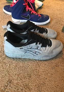 Asics Gel lyte 5 size 10.5 with original box. In great shape and sooooo comfy!