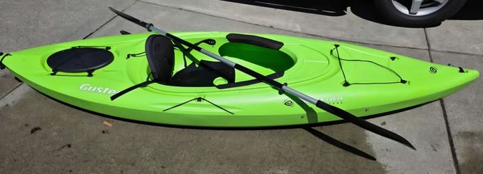 Emotion Guster 10' Sit-In Kayak w/ Paddle – Excellent Condition