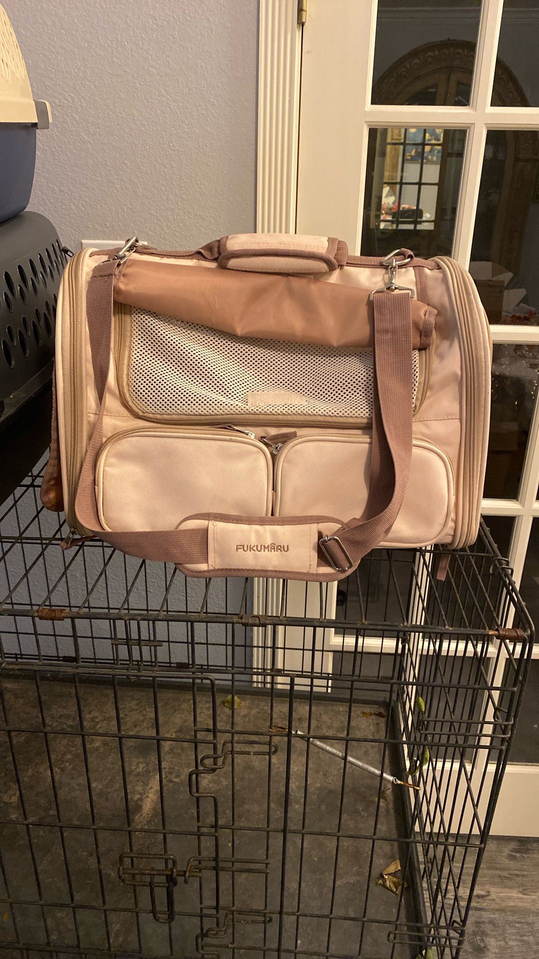 PET CARRIERS & Kennels