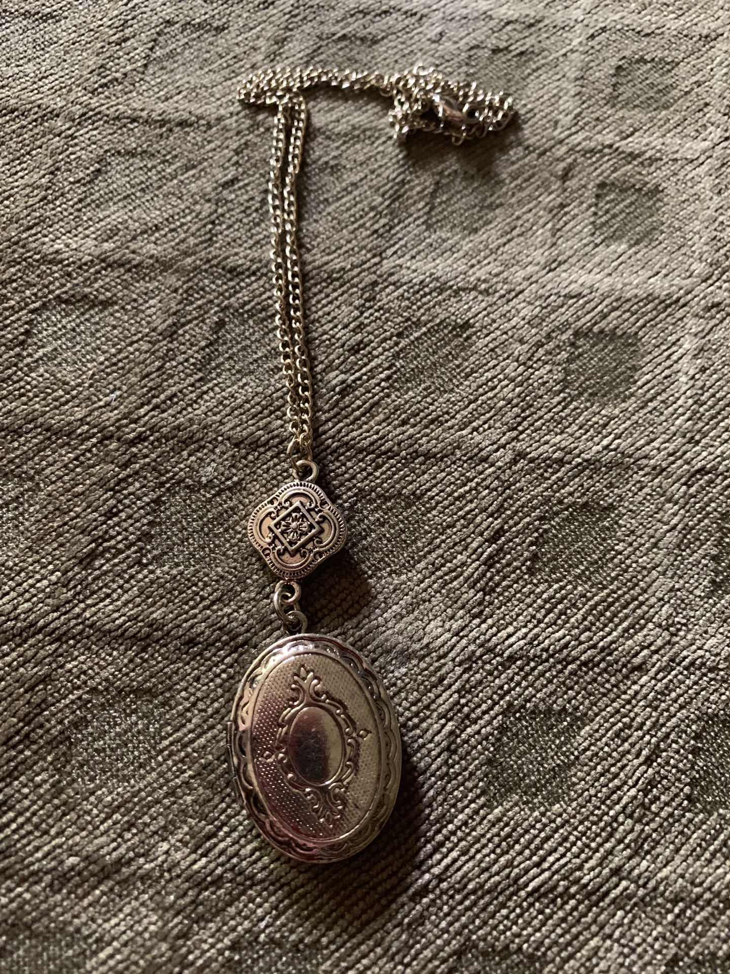 Costume jewelry /locket