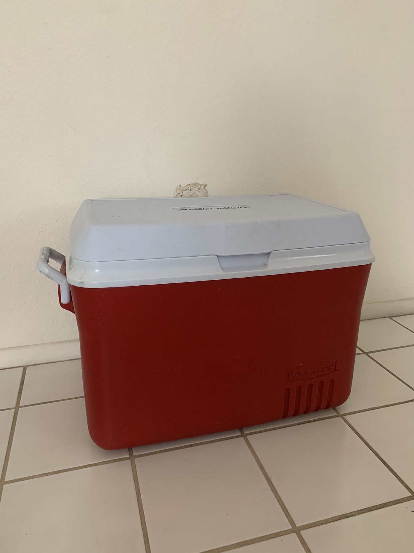 Rubbermaid Cooler/Ice Chest