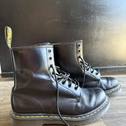 Dr. Martens, 1460 Smooth Leather Lace-Up