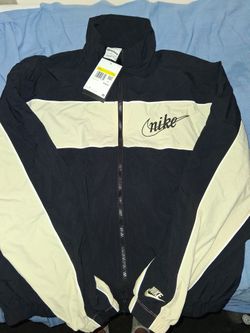 Nike Sportswear Club
Men's Lightweight Full-Zip Jacket