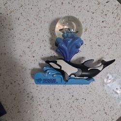 Aquarium of the Pacific glitter globe