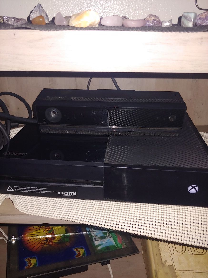 Xbox One 500 gb with Kinnect Camera and controller