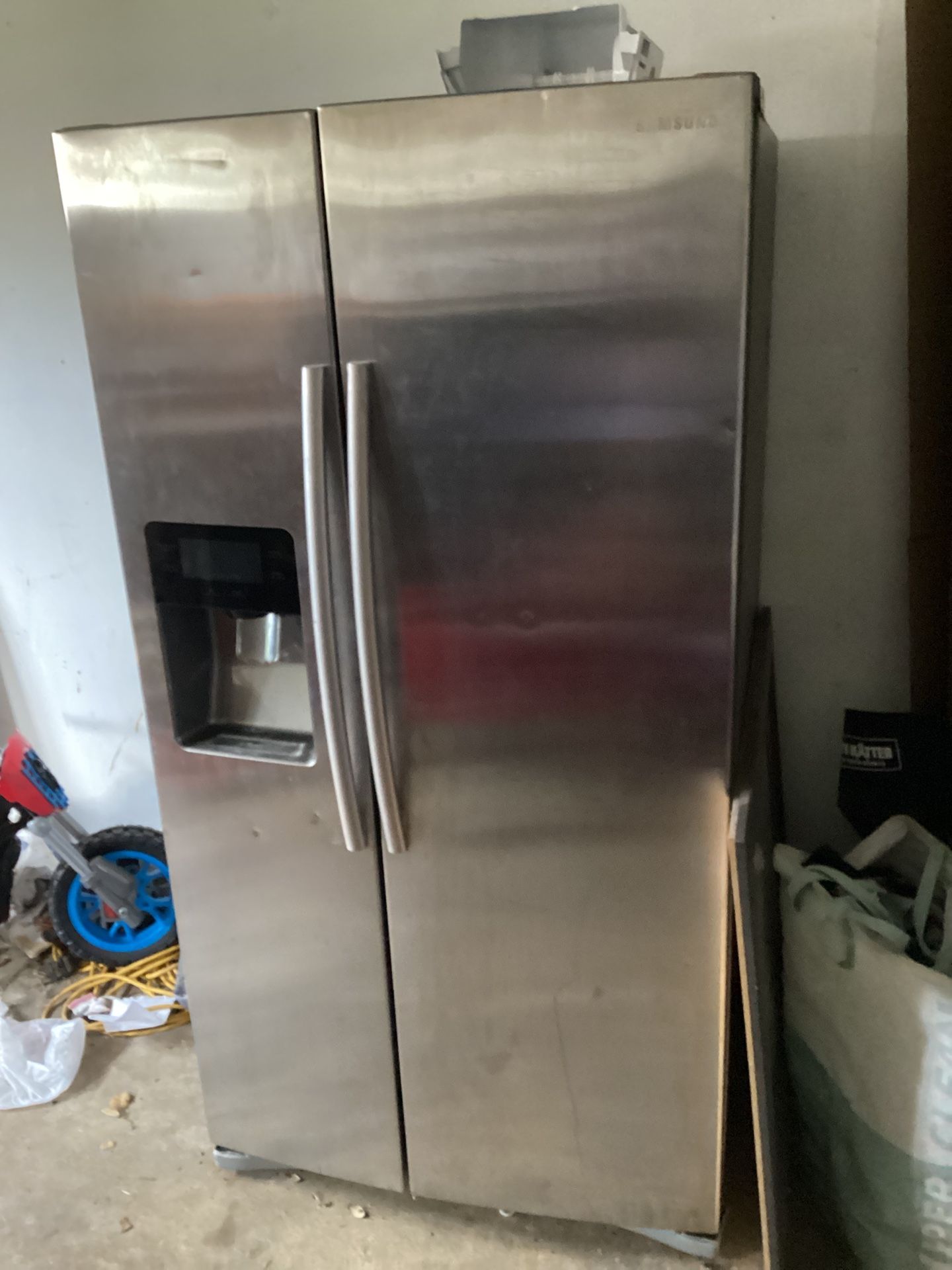 Washer/dryer. Refrigerator.
